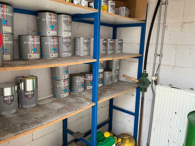 Partij industriele verf en toebehoren - afbeelding 1 van  7