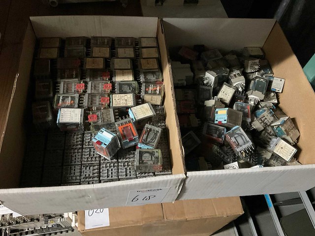 Partij instalatiemateriaal - afbeelding 1 van  3