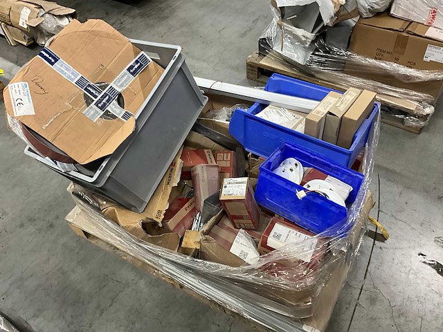 Partij installatie-/ bevestigingsmateriaal - afbeelding 12 van  12