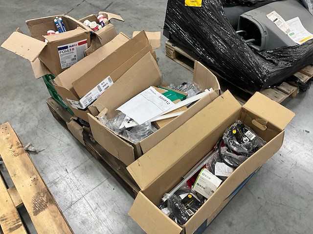 Partij installatie-/ bevestigingsmaterialen - afbeelding 1 van  5