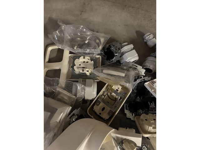Partij installatie- en schakelmateriaal - afbeelding 8 van  9