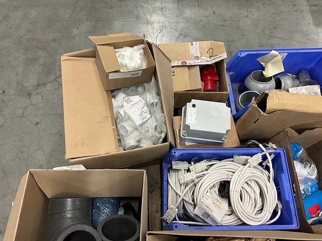 Partij installatie materiaal - afbeelding 3 van  9