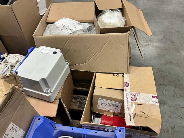 Partij installatie materiaal - afbeelding 9 van  9