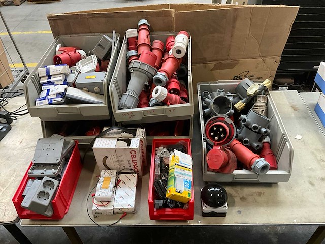 Partij installatie materiaal - afbeelding 1 van  6