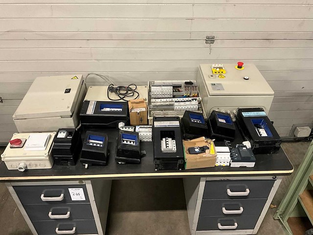 Partij installatie materiaal - afbeelding 1 van  13