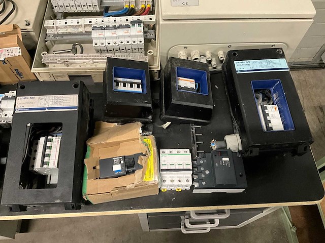 Partij installatie materiaal - afbeelding 13 van  13