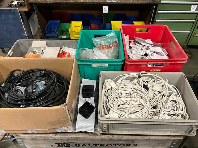 Partij installatie materiaal - afbeelding 1 van  7