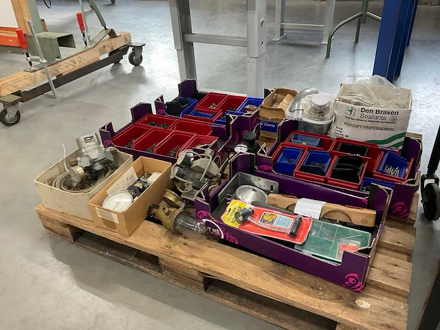 Partij installatie materialen - afbeelding 1 van  7