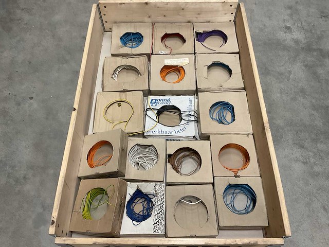 Partij installatiedraad, 17 dozen - afbeelding 1 van  3