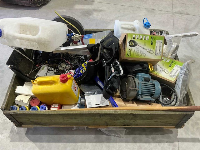 Partij installatiemateriaal en divers - afbeelding 1 van  7