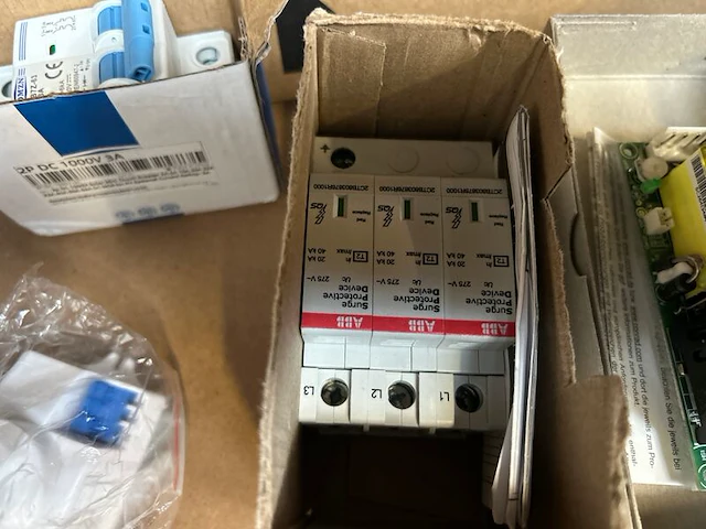 Partij installatiemateriaal en elektronica w.o. schakelaars w.o. mmc, f&f, mean well - afbeelding 17 van  17