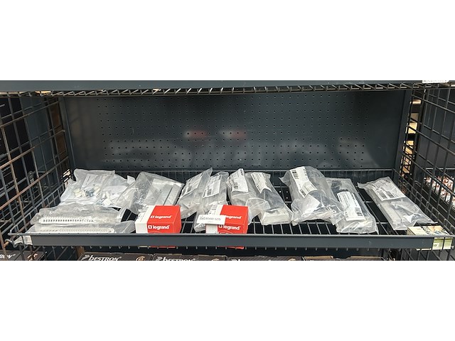 Partij installatiemateriaal en meterkast toebehoren w.o. siemens, legrand - afbeelding 1 van  9