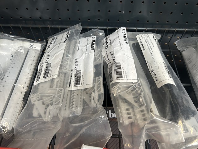 Partij installatiemateriaal en meterkast toebehoren w.o. siemens, legrand - afbeelding 3 van  9