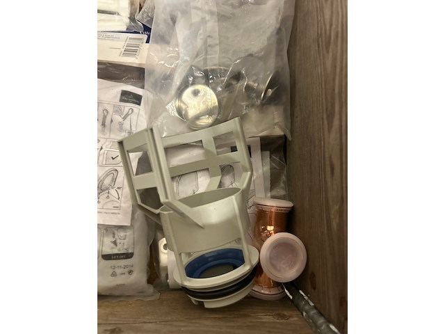 Partij installatiemateriaal en sanitair toebehoren, w.o. grohe, villeroy & boch - afbeelding 8 van  10