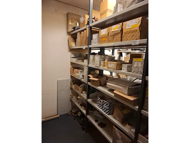 Partij installatiemateriaal in 2mtr stelling vnl vaillant - afbeelding 1 van  25
