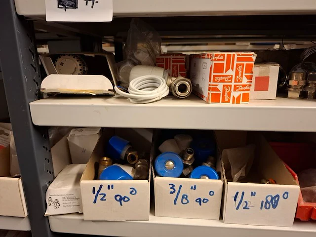 Partij installatiemateriaal in 2mtr stelling - afbeelding 17 van  39