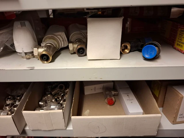 Partij installatiemateriaal in 2mtr stelling - afbeelding 2 van  38