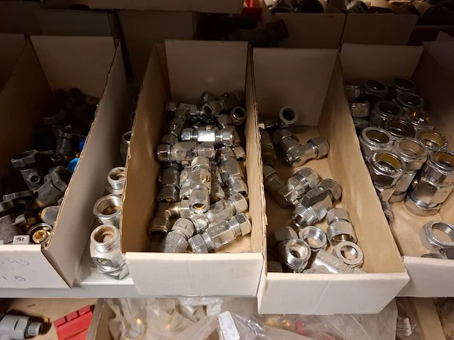 Partij installatiemateriaal in 2mtr stelling - afbeelding 28 van  38
