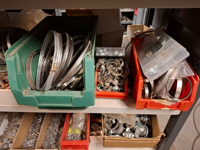 Partij installatiemateriaal in 2mtr stelling - afbeelding 28 van  30