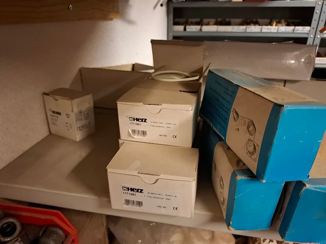 Partij installatiemateriaal in 2mtr stelling - afbeelding 22 van  31