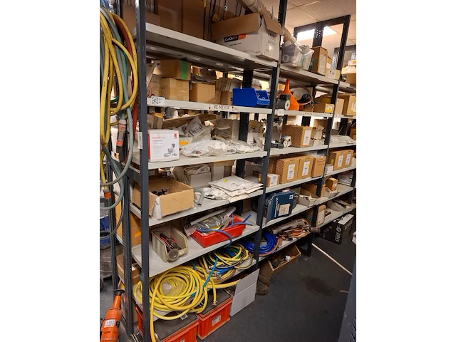 Partij installatiemateriaal in 2mtr stelling - afbeelding 1 van  21