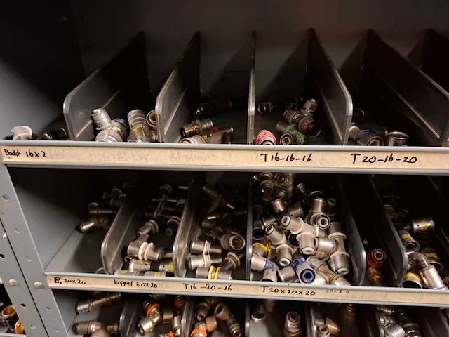 Partij installatiemateriaal in 2x magazijnkast - afbeelding 4 van  25
