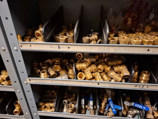Partij installatiemateriaal in 2x magazijnkast - afbeelding 9 van  25