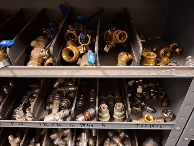 Partij installatiemateriaal in 2x magazijnkast - afbeelding 11 van  25