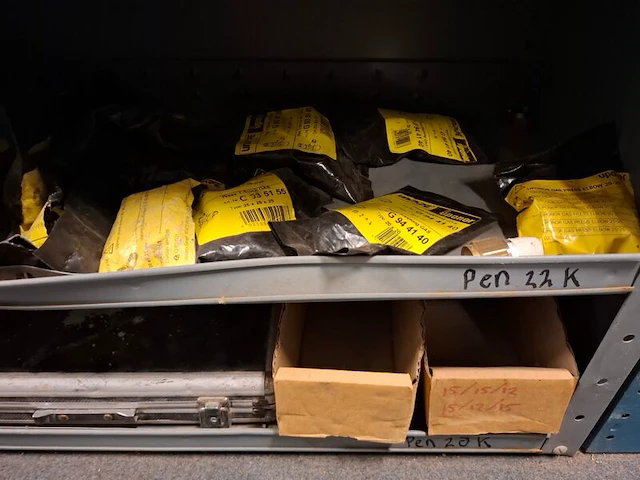 Partij installatiemateriaal in 2x magazijnkast - afbeelding 12 van  25