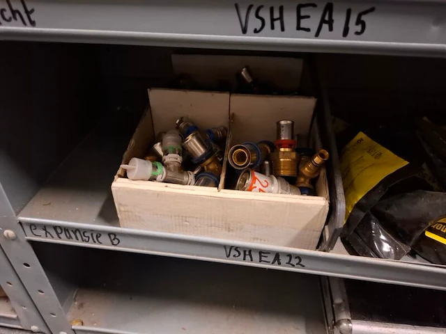 Partij installatiemateriaal in 2x magazijnkast - afbeelding 20 van  25