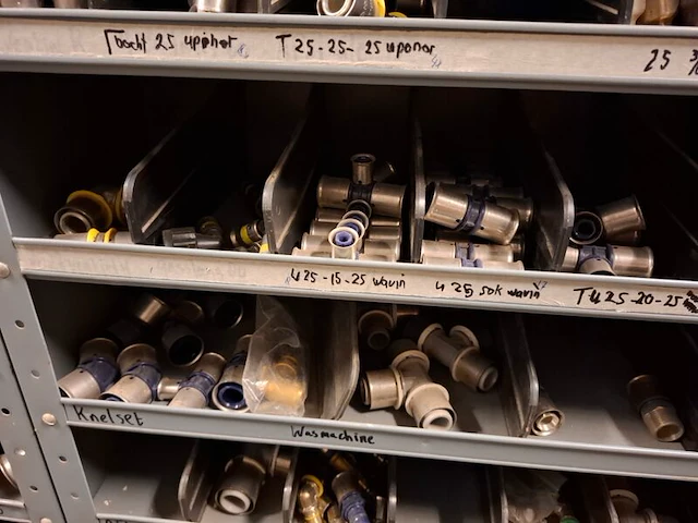 Partij installatiemateriaal in 2x magazijnkast - afbeelding 24 van  25