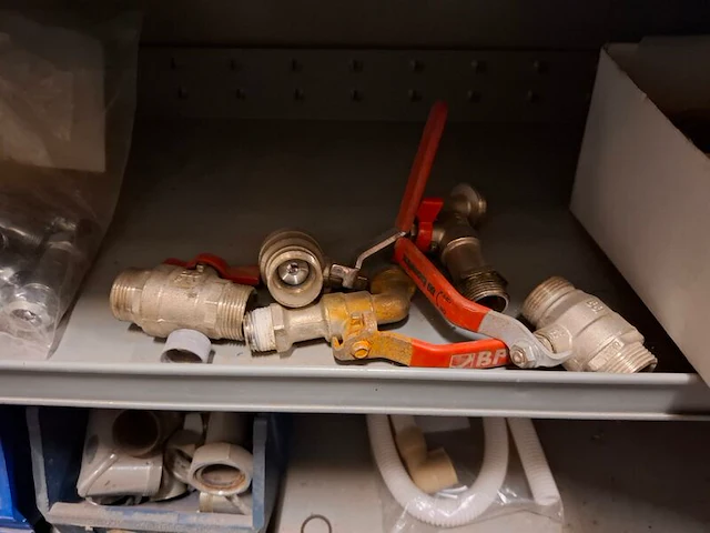 Partij installatiemateriaal in 2x magazijnkast - afbeelding 5 van  26