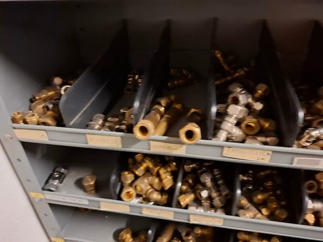 Partij installatiemateriaal in 2x magazijnkast - afbeelding 10 van  26