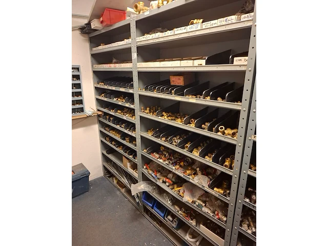 Partij installatiemateriaal in 2x magazijnkast - afbeelding 1 van  26