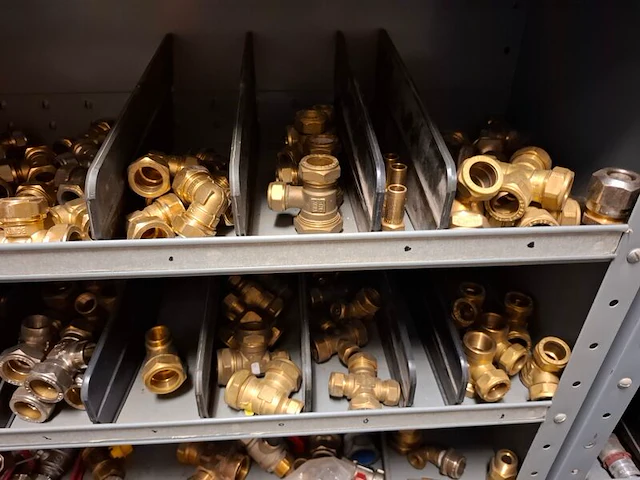Partij installatiemateriaal in 2x magazijnkast - afbeelding 25 van  26