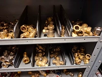 Partij installatiemateriaal in 2x magazijnkast - afbeelding 25 van  26
