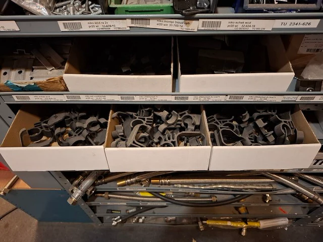 Partij installatiemateriaal in 4x magazijnkast - afbeelding 3 van  40