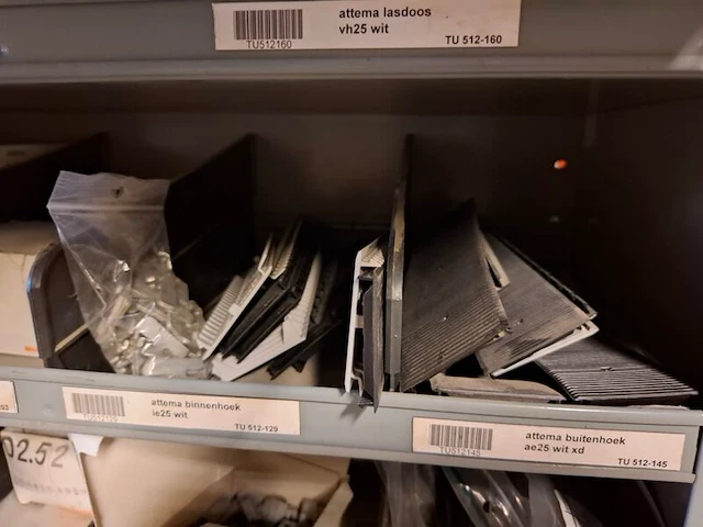 Partij installatiemateriaal incl 2x magazijnkast - afbeelding 16 van  34