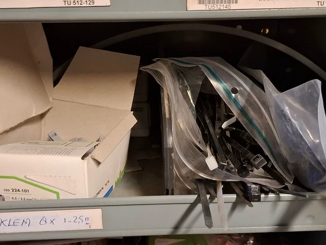 Partij installatiemateriaal incl 2x magazijnkast - afbeelding 18 van  34