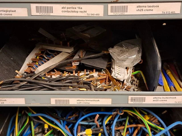 Partij installatiemateriaal incl 2x magazijnkast - afbeelding 21 van  34