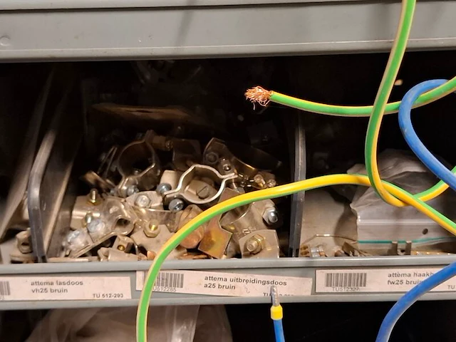 Partij installatiemateriaal incl 2x magazijnkast - afbeelding 26 van  34
