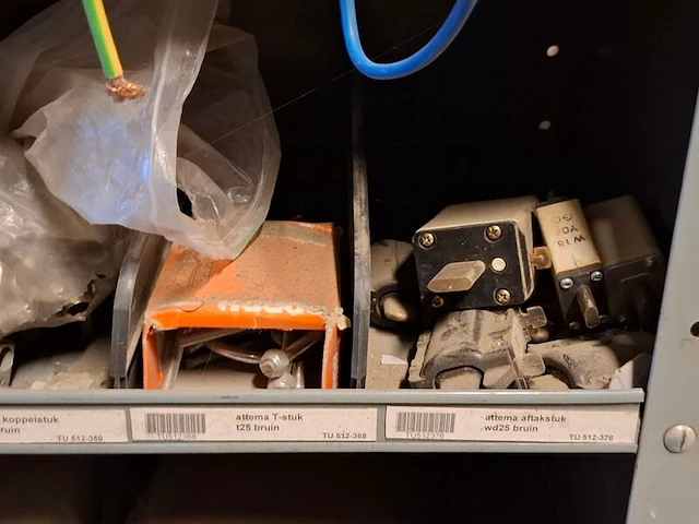 Partij installatiemateriaal incl 2x magazijnkast - afbeelding 27 van  34