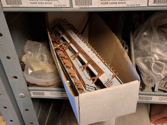 Partij installatiemateriaal incl 2x magazijnkast - afbeelding 28 van  34