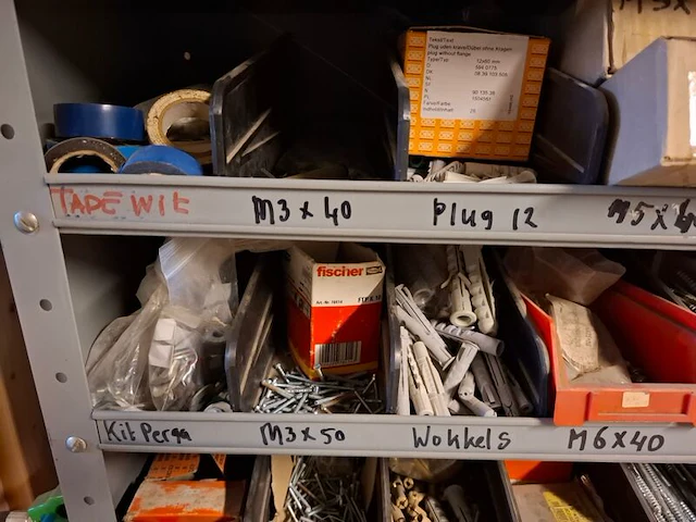 Partij installatiemateriaal incl 2x magazijnkast - afbeelding 32 van  34
