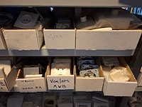 Partij installatiemateriaal o.a. busch-duro, gira, grohe, geberit, etc - afbeelding 12 van  101