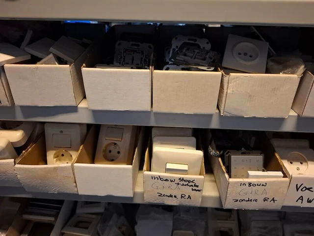 Partij installatiemateriaal o.a. busch-duro, gira, grohe, geberit, etc - afbeelding 13 van  101