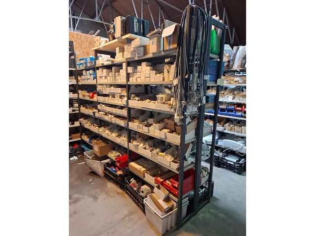 Partij installatiemateriaal o.a. busch-duro, gira, grohe, geberit, etc - afbeelding 1 van  101