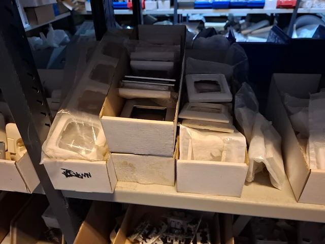 Partij installatiemateriaal o.a. busch-duro, gira, grohe, geberit, etc - afbeelding 16 van  101