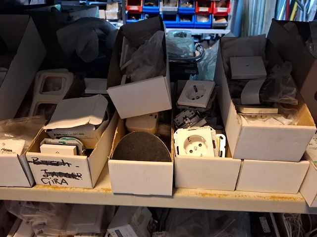 Partij installatiemateriaal o.a. busch-duro, gira, grohe, geberit, etc - afbeelding 30 van  101
