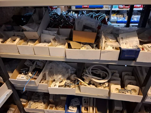 Partij installatiemateriaal o.a. busch-duro, gira, grohe, geberit, etc - afbeelding 69 van  101